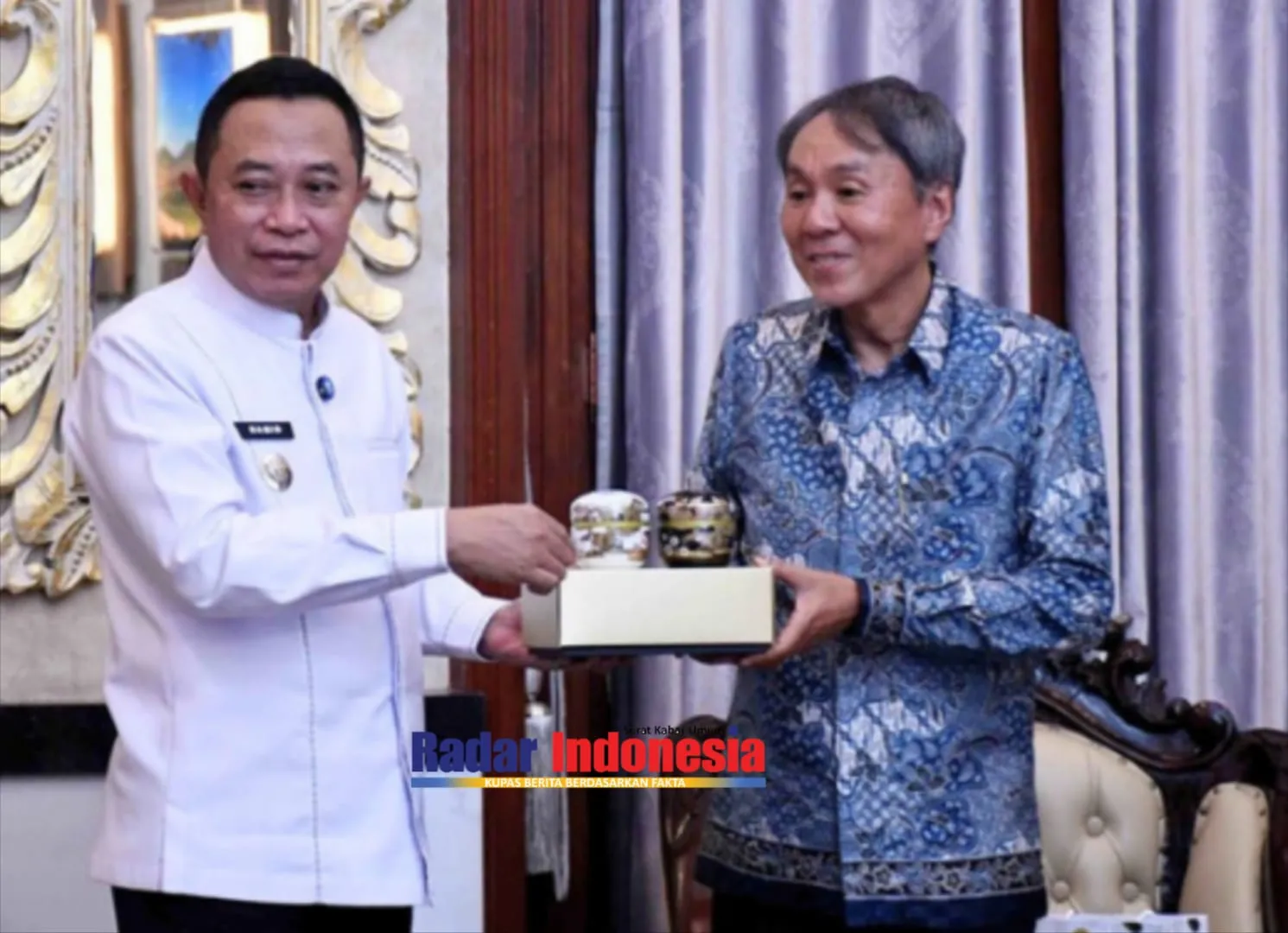 Bupati Bondowoso H. Abdul Hamid Wahid, Memberikan Cindera Mata Pada Konsulat Jenderal Jepang Surabaya, Takonai Susumu