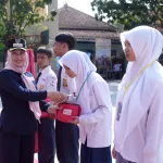 Ning Ita Kukuhkan Anggota PMR Kota Mojokerto