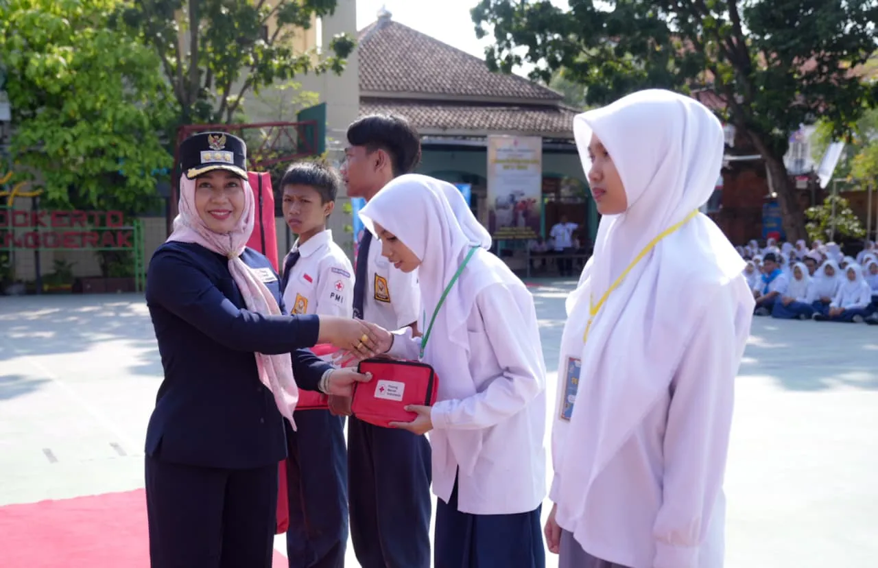 Ning Ita Kukuhkan Anggota PMR Kota Mojokerto