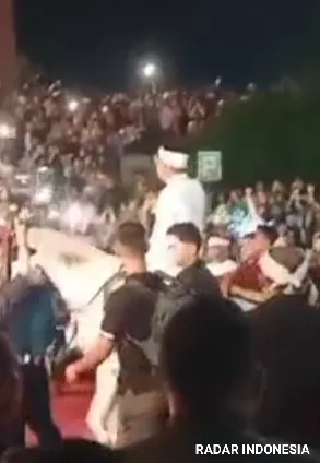 KDM Kang Dedi Mulyadi Hadiri Kirab Mahkota Nyukcruk Galur Galunggung di Kab. Tasikmalaya