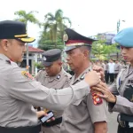 Kenaikan.pangkat Kapolres Ketapang berikan penghargaan.kepada dua Personil