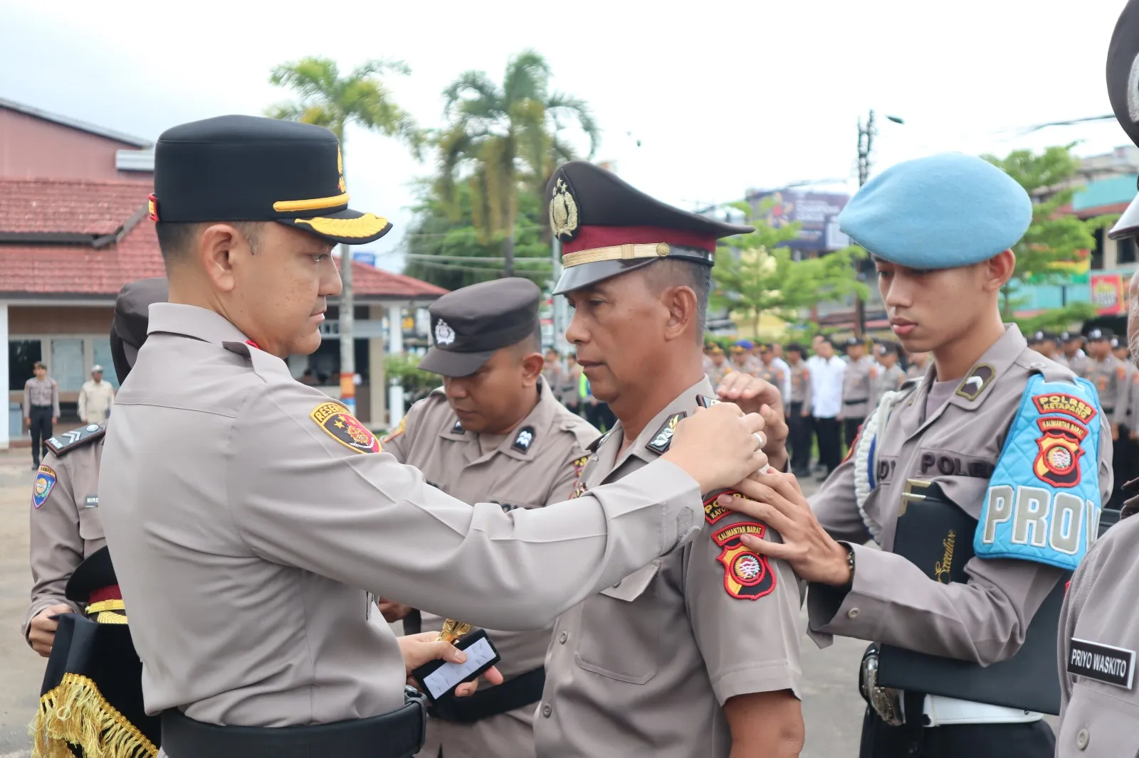 Kenaikan.pangkat Kapolres Ketapang berikan penghargaan.kepada dua Personil