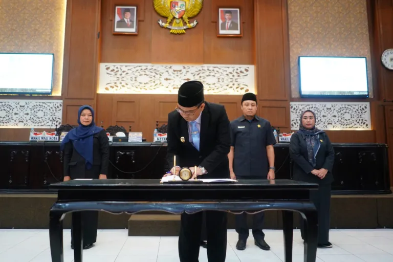 Rapat Paripurna, DPRD Kota Probolinggo Siap Bahas 14 Raperda, Wali Kota Berharap Jadi Pendukung Ekonomi di Kota Probolinggo
