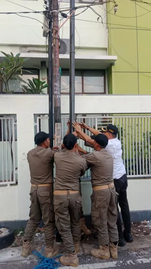Satpol PP Kota Probolinggo Tertibkan Tiang Wi-Fi Tak Berizin, 25 Tiang Dicabut
