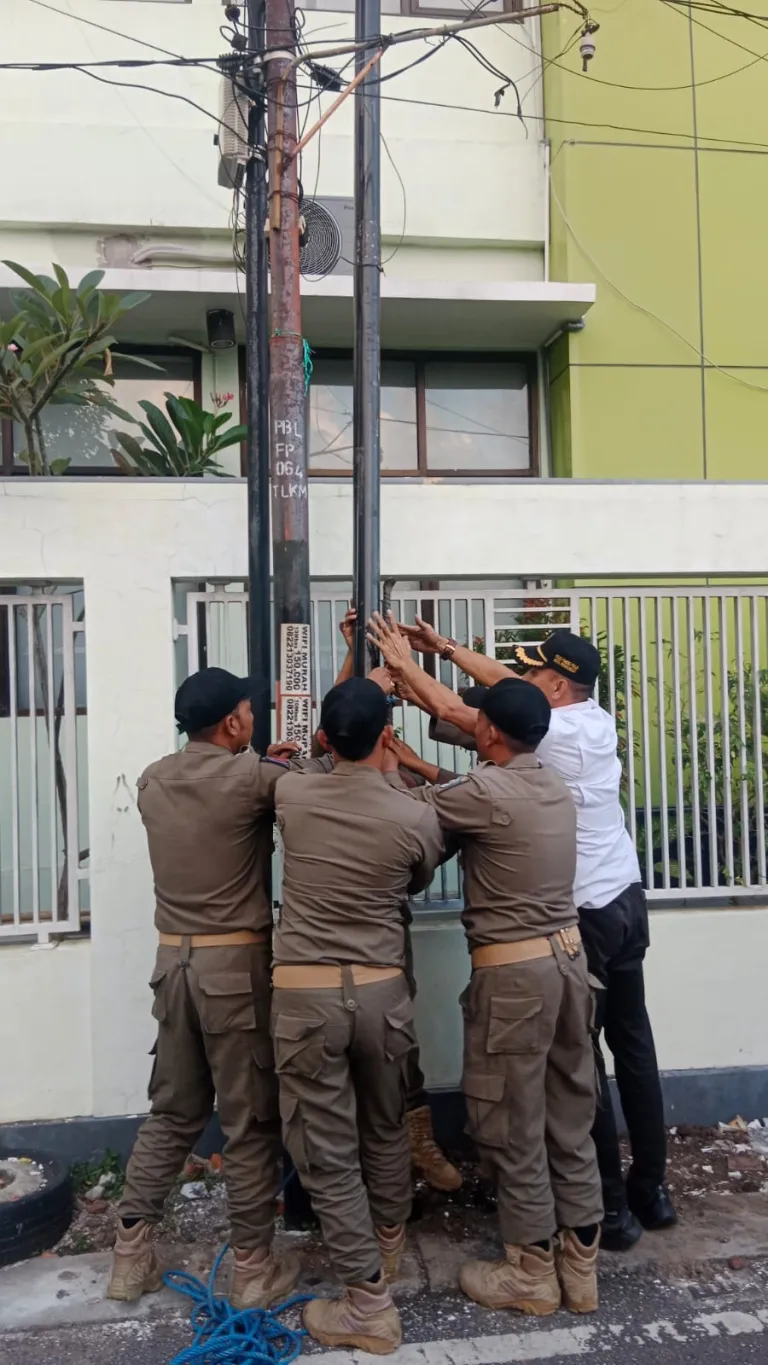 Satpol PP Kota Probolinggo Tertibkan Tiang Wi-Fi Tak Berizin, 25 Tiang Dicabut
