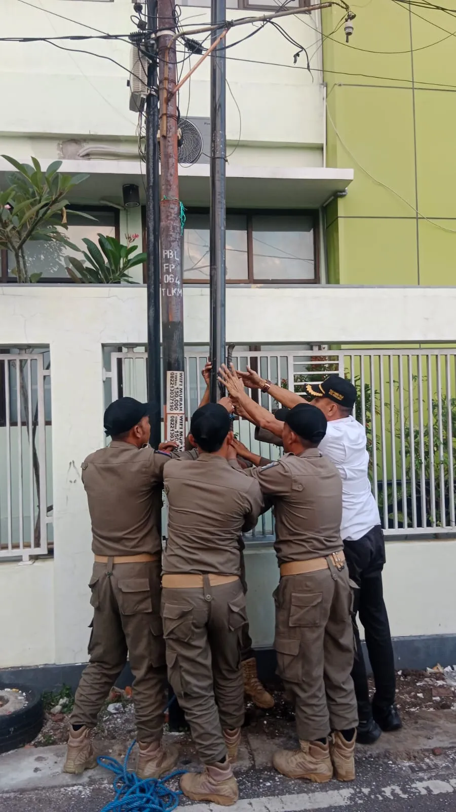 Satpol PP Kota Probolinggo Tertibkan Tiang Wi-Fi Tak Berizin, 25 Tiang Dicabut