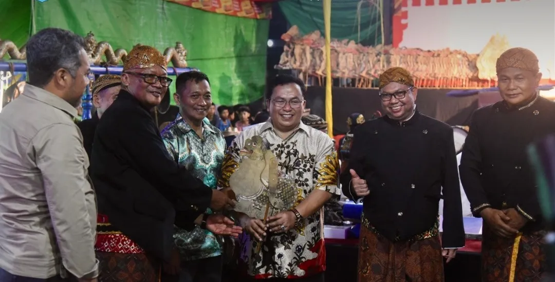 Ratusan Warga Jawa Se-Kalbar Padati Pagelaran Wayang Kulit HUT ke-17 Giri Mulyo Wonogiri