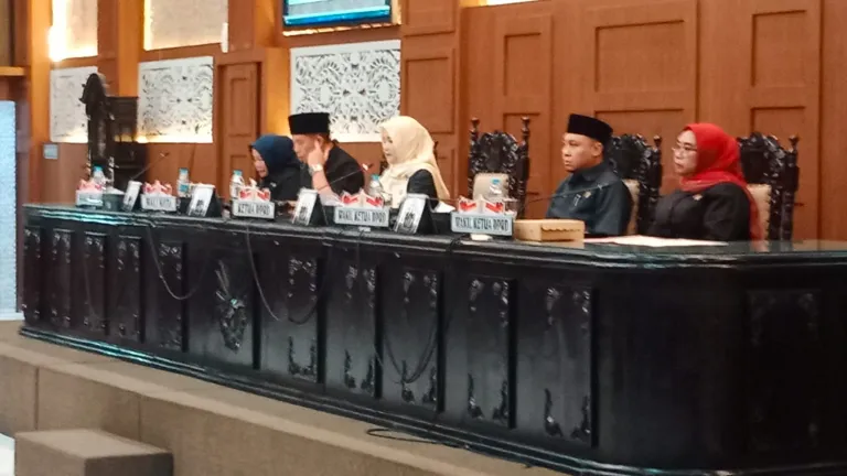 Rapat Paripurna DPRD Kota Probolinggo Fokus Pada Regulasi Sosial, PKL Dan Wisata