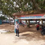 Anggota Polsek Benua Kayong Laksanakan Pengamanan Objek Wisata Pantai Pecal Saat Libur Hari Raya Idul Adha 1447 H / 2026
