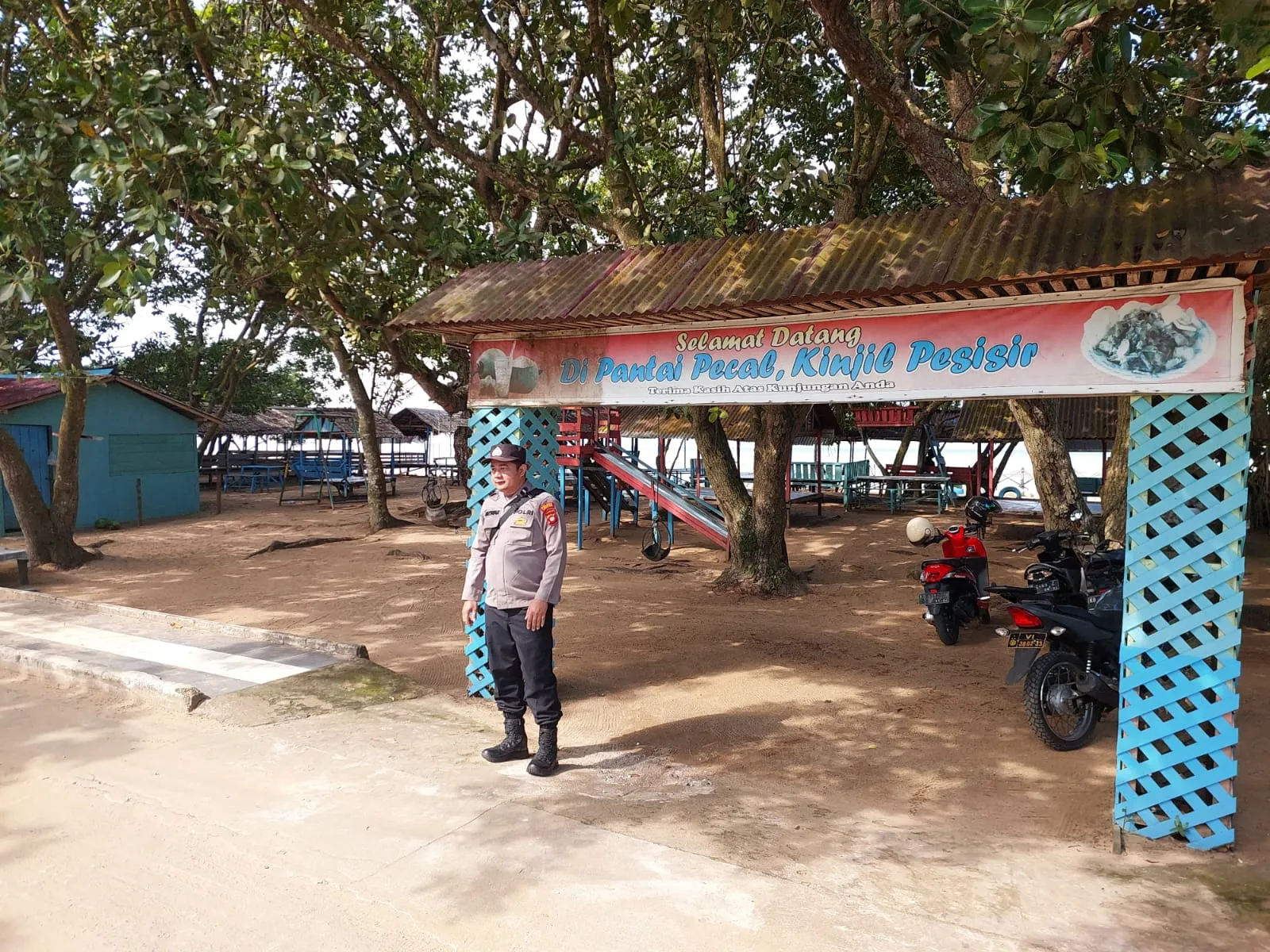 Anggota Polsek Benua Kayong Laksanakan Pengamanan Objek Wisata Pantai Pecal Saat Libur Hari Raya Idul Adha 1447 H / 2026