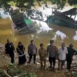 Gandeng Aparatur Desa, Polsek Sandai Tegas Tertibkan Kegiatan Tambang Ilegal Di Aliran Sungai Pawan