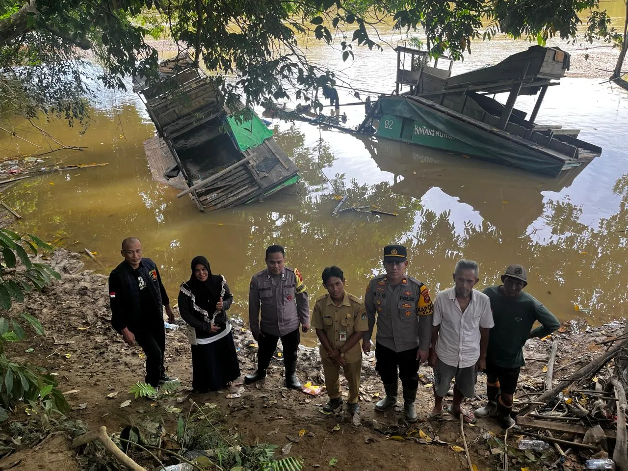 Gandeng Aparatur Desa, Polsek Sandai Tegas Tertibkan Kegiatan Tambang Ilegal Di Aliran Sungai Pawan