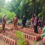 Polsek Kalianget Dukung Ketahanan Pangan Melalui Pengecekan Tanaman Sayuran Di Desa Kalianget Timur