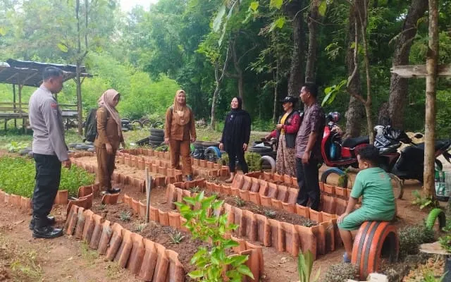 Polsek Kalianget Dukung Ketahanan Pangan Melalui Pengecekan Tanaman Sayuran Di Desa Kalianget Timur