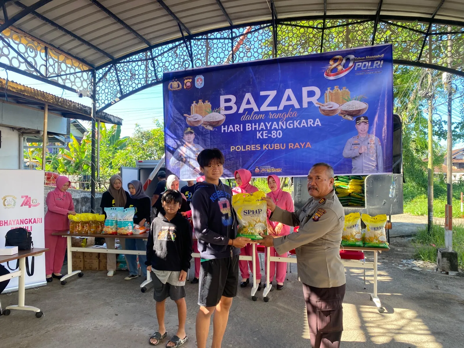 Sambut HUT Bhayangkara ke-80, Polres Kubu Raya ‘Serbu’ Desa Parit Baru, Gelontorkan 4 Ton Beras Murah