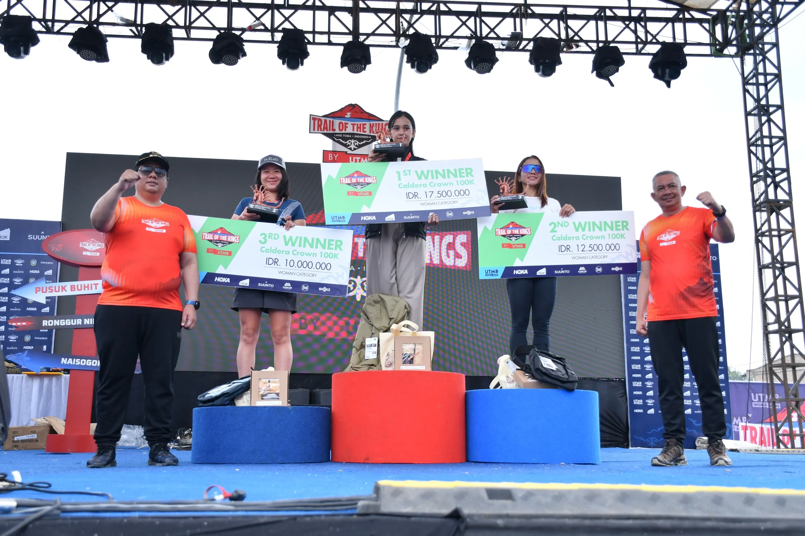 Juara TOTK 2026 Naik Podium, Bupati Samosir bersama Sekdaprovsu Serahkan Hadiah