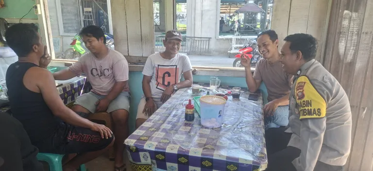 Dekat Dengan Warganya, Bhabinkamtibmas Polsek Muara Pawan Duduk Bersama Sampaikan Pesan Kamtibmas Kepada Warganya