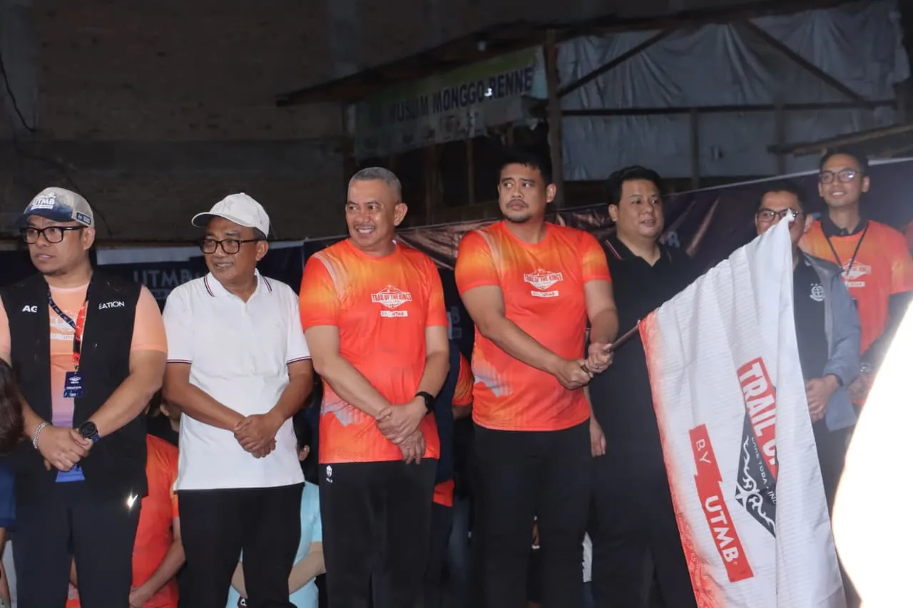 Gubernur Sumatera Utara Bersama Bupati Samosir Lepas Peserta Lomba 100K Trail of The Kings 2026