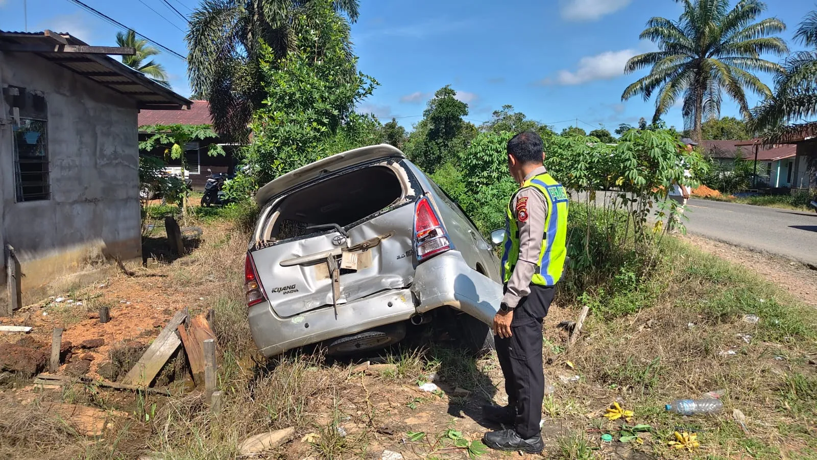 Tabrakan Beruntun 5 Kendaraan di Trans Kalimantan: Truk Seruduk Minibus Hingga Hantam Rumah Warga