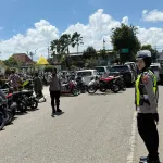 Di Bawah Terik Matahari, Polwan Polres Sumenep Tetap Semangat Layani Jamaah Sholat Jumat