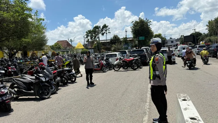 Di Bawah Terik Matahari, Polwan Polres Sumenep Tetap Semangat Layani Jamaah Sholat Jumat