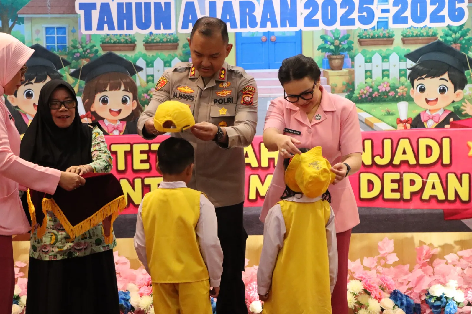 Kapolres Ketapang Bersama Ketua Bhayangkari Cabang Ketapang Hadiri Pelepasan Siswa TK Kemala Bhayangkari 10 Ketapang Tahun Ajaran 2025–2026