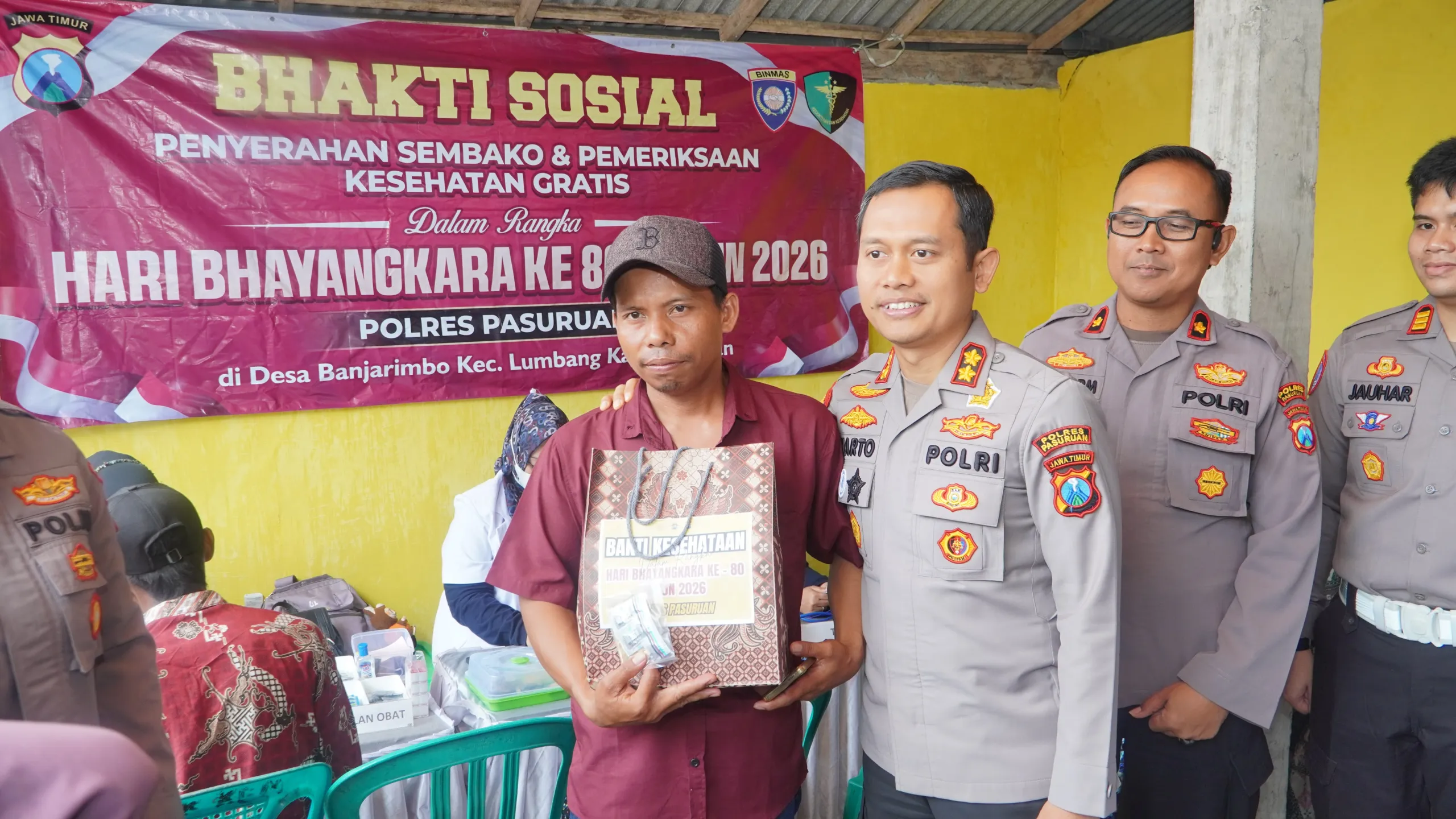 Kapolres Pasuruan Blusukan ke Rumah Warga Kurang Mampu di Lumbang, Salurkan Bansos dan Layanan Kesehatan Gratis