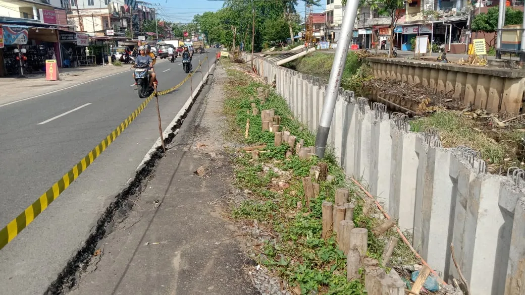 Adanya Proyek Turap, Jalan di Sungai Raya Dalam Mengalami Keretakan