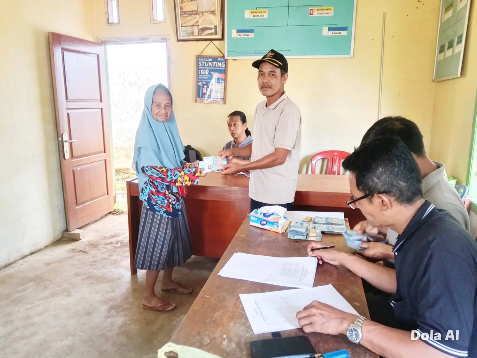 Senyum Meriah Warga Desa Cawang terima BLT-Dana Desa Tahun 2026 sebanyak 13 KPM Berlangsung Tertib dan Lancar