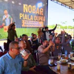 Polisi di Kubu Nobar Piala Dunia Bersama Warga