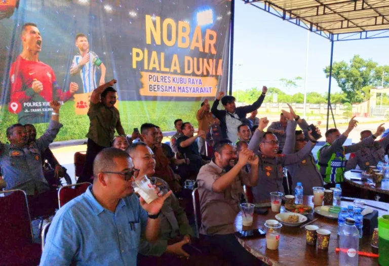 Polisi di Kubu Nobar Piala Dunia Bersama Warga