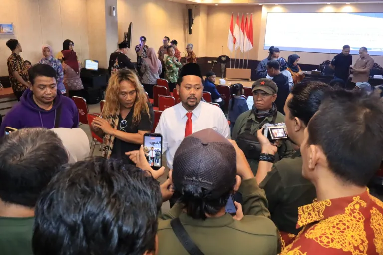 Pasca Penertiban, Bupati Gresik Beri Bantuan Stimulan Usaha dan Lahan Baru untuk PKL Semambung Driyorejo