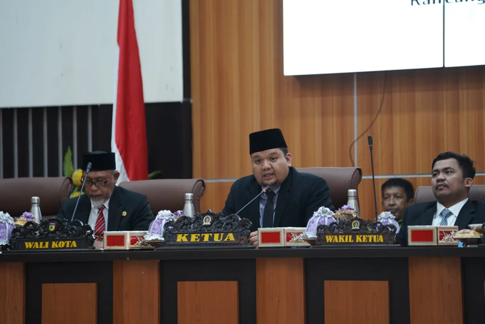 Wali Kota Palu Diwakili H. Usman Ikuti Rapat Paripurna DPRD Bahas Tiga Ranperda Strategis