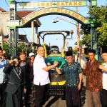 Serahkan Bantuan Alsintan dari Kementerian Pertanian RI, Wabup Alif Dorong Modernisasi Pertanian Gresik