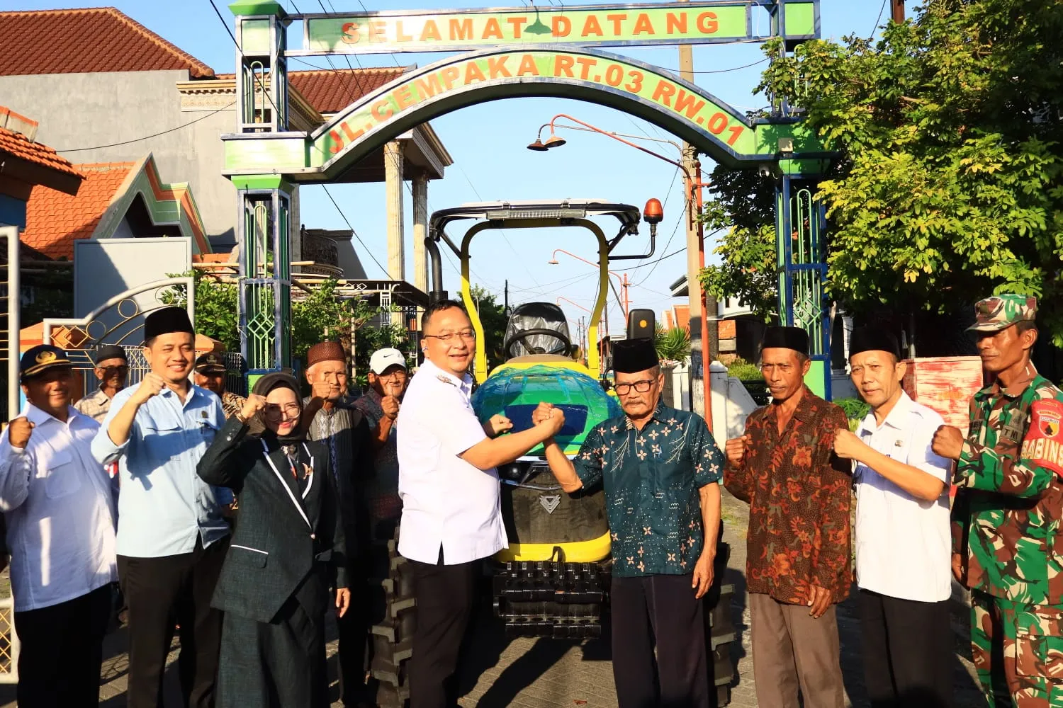 Serahkan Bantuan Alsintan dari Kementerian Pertanian RI, Wabup Alif Dorong Modernisasi Pertanian Gresik