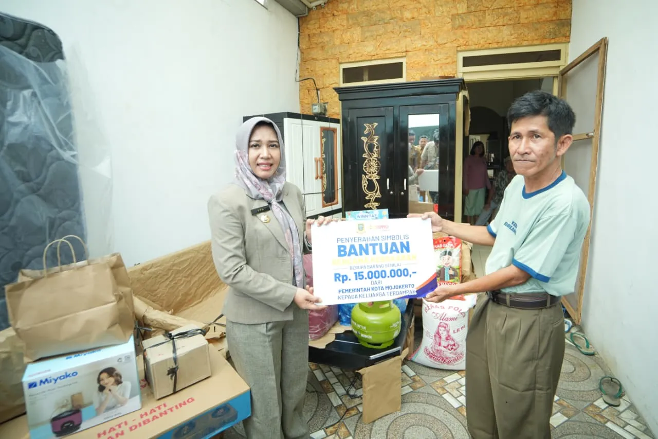 Wali Kota Mojokerto Serahkan Bantuan Korban Kebakaran di Kelurahan Wates