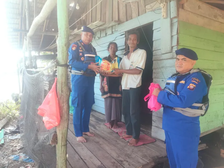Dalam Rangka Menyambut HUT Bhayangkara Ke-80, Sat Polairud Polres Ketapang Gelar Bakti Sosial untuk Masyarakat Nelayan Pesisir Desa Sukabangun