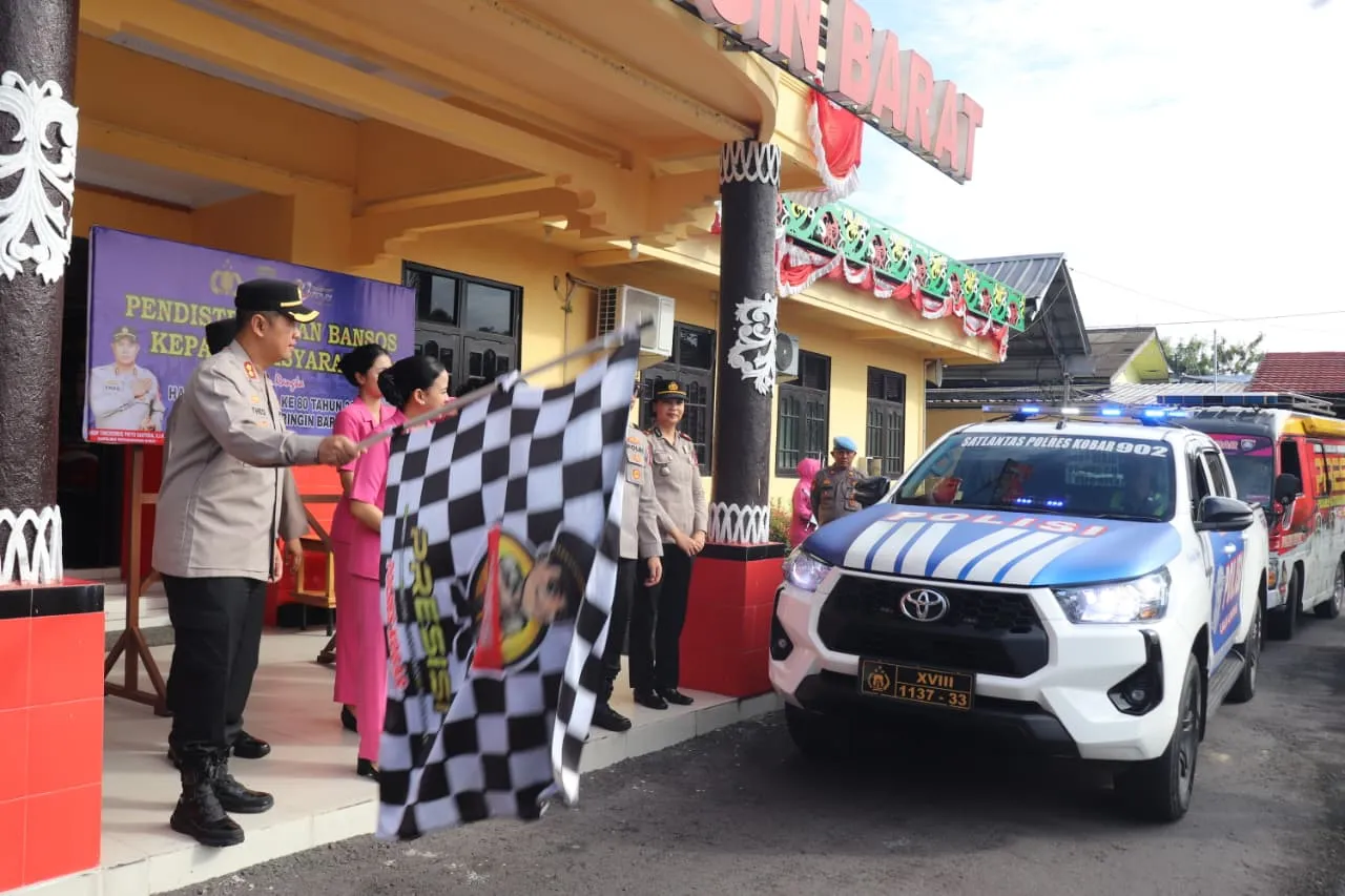 Polres Kotawaringin Barat dan Bhayangkari Lepas Puluhan Paket Sembako Sambut Hari Bhayangkara ke-80 