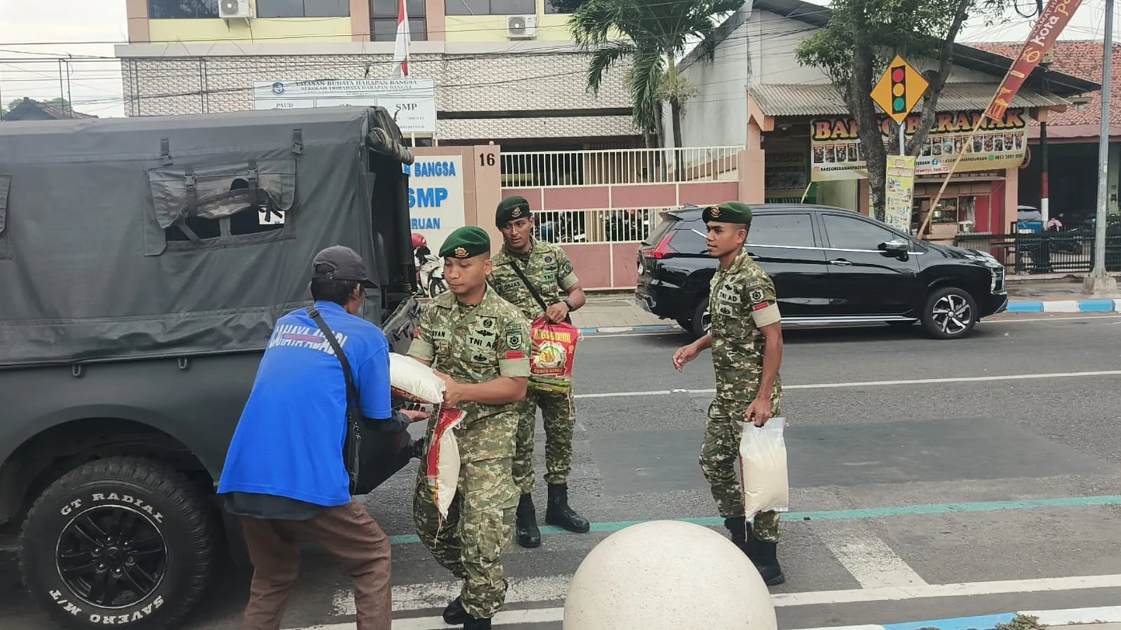 Wujud Kepedulian Terhadap Masyarakat, Batalyon Zeni Tempur 10/JP/2 Kostrad Menggelar Jum’at Berkah