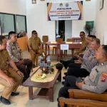Kasat Binmas Polres Ketapang Laksanakan Silaturahmi Kamtibmas Bersama Tiga Pilar di Desa Baru