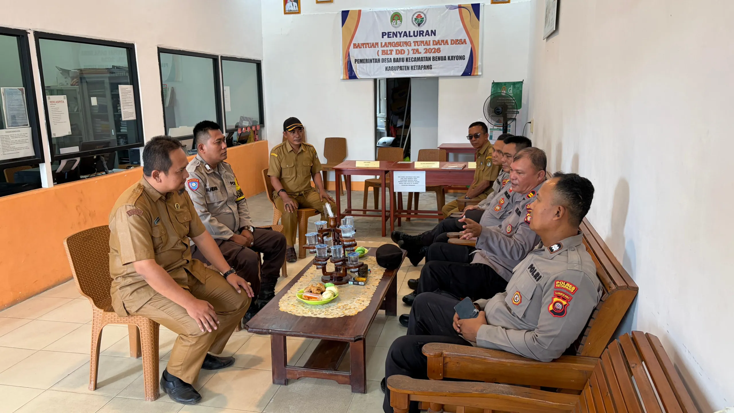 Kasat Binmas Polres Ketapang Laksanakan Silaturahmi Kamtibmas Bersama Tiga Pilar di Desa Baru