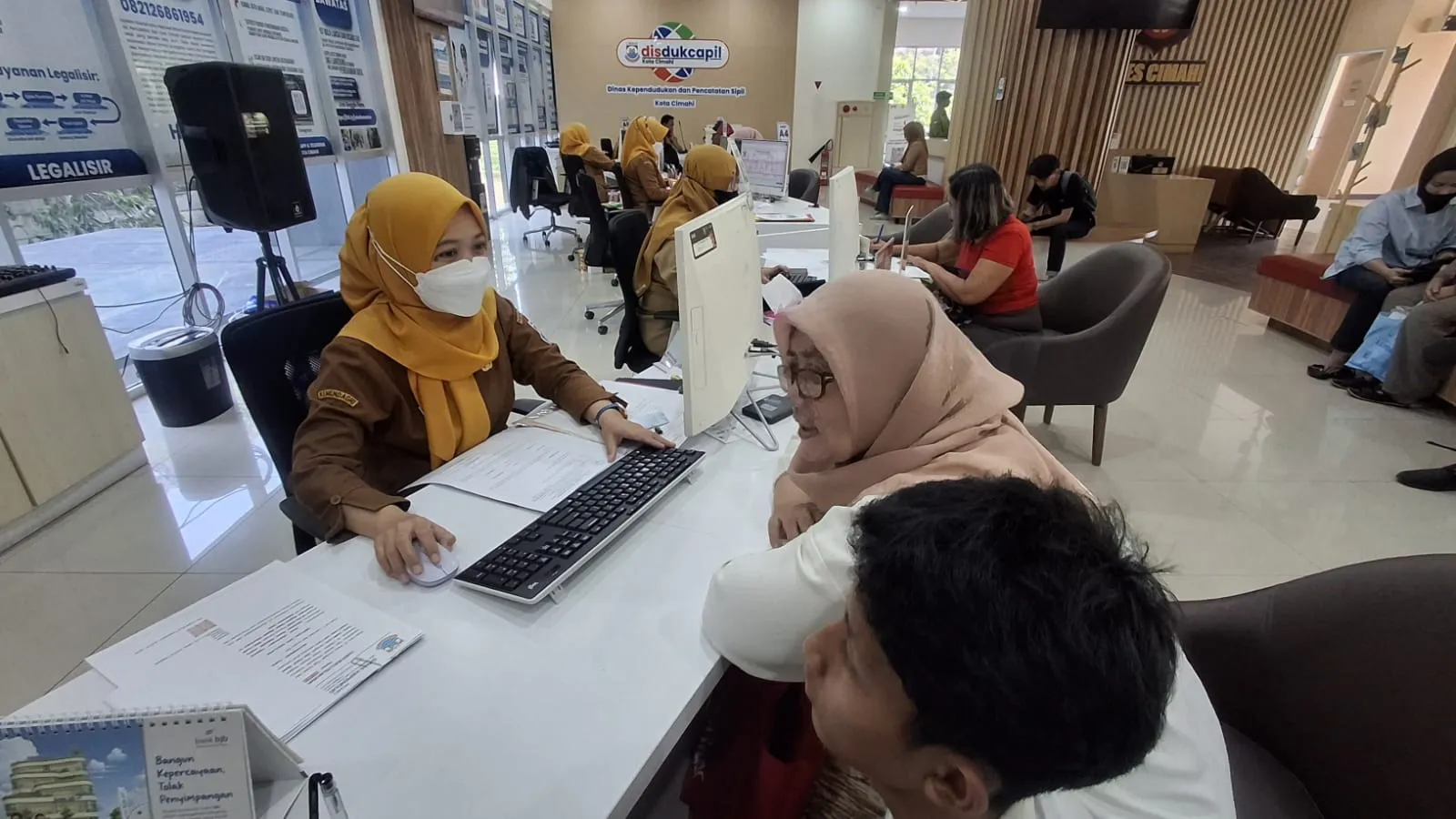 Syarat SPMB 2026: MPP Cimahi Diserbu Ratusan Wali Murid untuk Aktivasi IKD