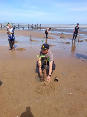 Mewakili Kapolres Ketapang, Kabag SDM Bersama Polsek Benua Kayong Laksanakan Penanaman Mangrove di Pantai Pecal dalam Rangka HUT Bhayangkara Ke-80