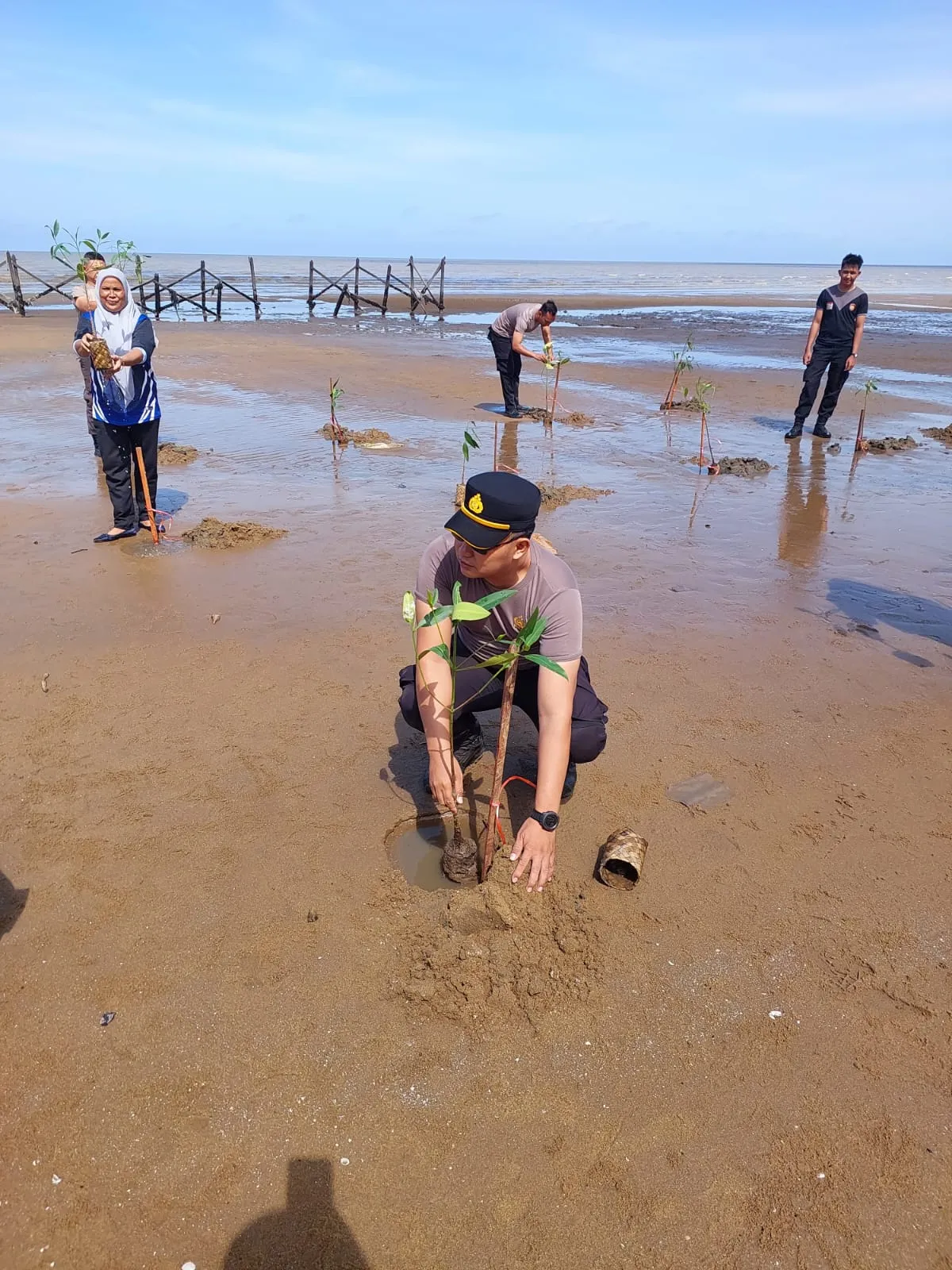 Mewakili Kapolres Ketapang, Kabag SDM Bersama Polsek Benua Kayong Laksanakan Penanaman Mangrove di Pantai Pecal dalam Rangka HUT Bhayangkara Ke-80
