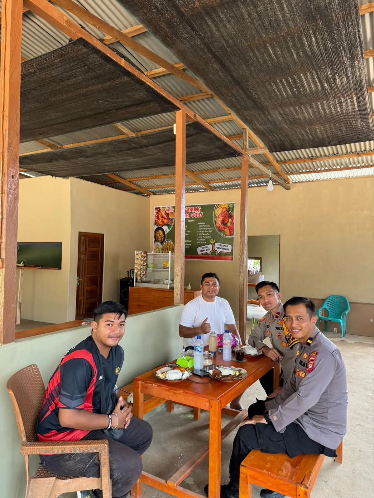 Ngopi Bareng Tokoh Pemuda, Polsek Marau Perkuat Kemitraan dan Dukung Pengembangan Usaha Masyarakat di Air Upas