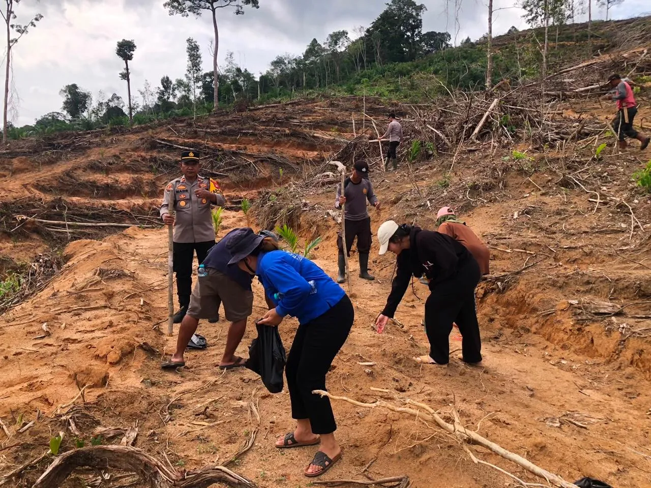 Kapolsek Simpang Dua Bersama PPL, Poktan, dan Warga Laksanakan Penanaman Jagung Hibrida Dukung Ketahanan Pangan Nasional