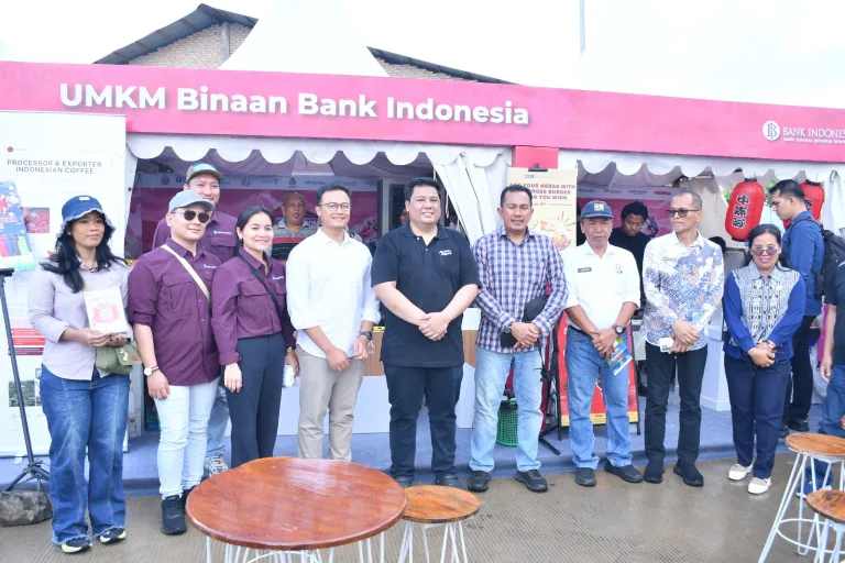 Pastikan Pelayanan Prima untuk Ribuan Pelari dan Wisatawan, Bupati Vandiko Tinjau UMKM TOTK 2026
