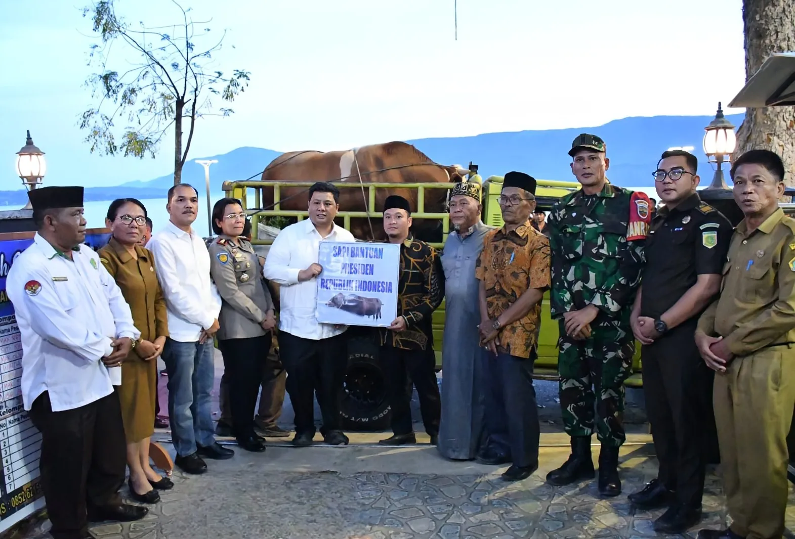 Bupati Samosir Serahkan Hewan Qurban Bantuan Presiden dan Pemkab, Perkuat Toleransi dan Kepedulian Sosial