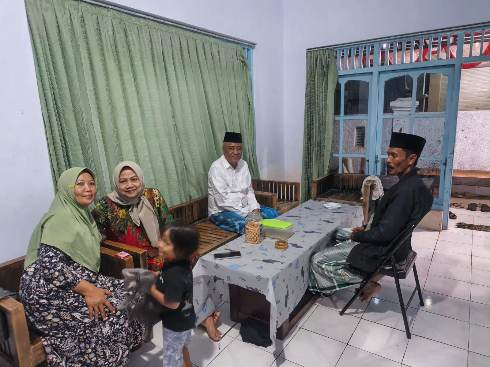 Masyarakat Raas Akan Selalu Rindu Pada Pemimpin Yang Merakyat Seperti Camat Subiyakto (esbeye)