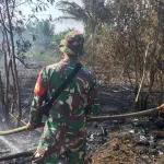 Sinergi Polri, TNI, BPBD dan Masyarakat, Personel Polsek Muara Pawan Berjibaku Padamkan Karhutla di Desa Tempurukan